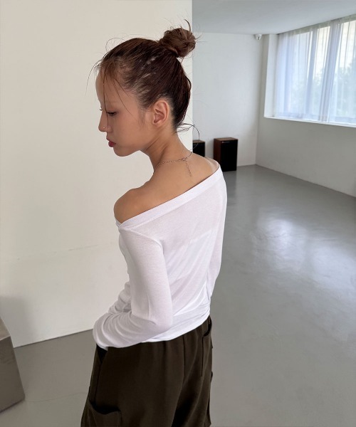 4INT.(フォイント)の「ベーシック オフショルダー 無地 長袖 Tシャツ(Tシャツ/カットソー・レディース・ベージュ/ホワイト/ブラック/グレー・FREE)」の21枚目の写真