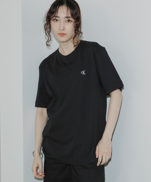 Calvin Klein(カルバン・クライン)の「Calvin Klein/カルバンクライン SS EASY MONOGRAM TEE ワンポイント 半袖 Tシャツ カットソー メンズ レディース 秋 秋服 2026年秋冬(Tシャツ/カットソー・メンズ・ホワイト/ブラック/ブルー・S/XL/L/M)」の2枚目の写真