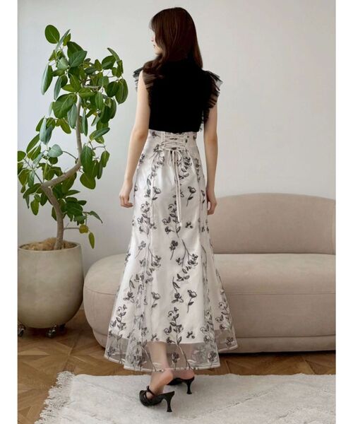 MERCURYDUO(マーキュリーデュオ)の「エンブロイダリーマーメイドスカート(スカート・レディース・オフホワイト/ラベンダー/カーキ・SMALL/MEDIUM)」の4枚目の写真