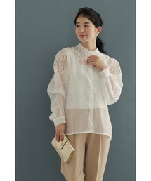 流れるようなフレアのクラシカルブラウストップス（ブローチ付き