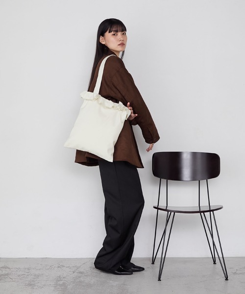 forksy.(フォルクシー)の「【forksy.】フリルアソート巾着トートバッグ / A4収納可能(トートバッグ・レディース・ブラック系1/ホワイト系/ブラック/グレー系/ブラック系2/オフホワイト・FREE)」の15枚目の写真