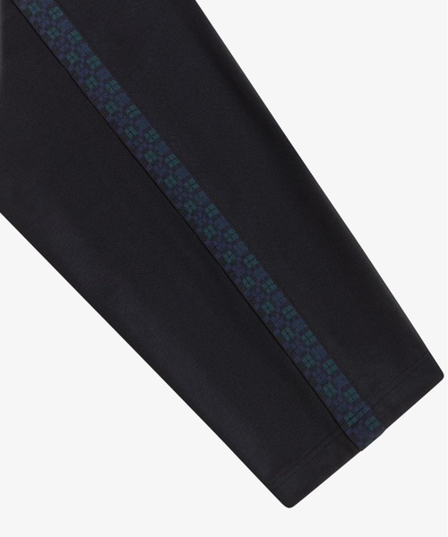 FRED PERRY（フレッドペリー）の「Black Watch Tartan Taped Track Pants／ブラックウォッチタータンチェックテープトラックパンツ（その他パンツ・メンズ・ブラック・M/S/XS）」の5枚目の写真