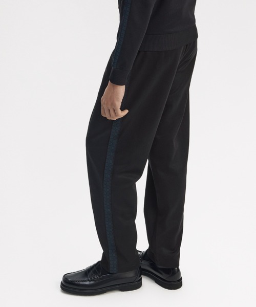 FRED PERRY（フレッドペリー）の「Black Watch Tartan Taped Track Pants／ブラックウォッチタータンチェックテープトラックパンツ（その他パンツ・メンズ・ブラック・M/S/XS）」の2枚目の写真