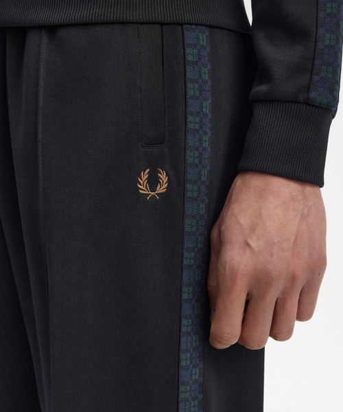 FRED PERRY（フレッドペリー）の「Black Watch Tartan Taped Track Pants／ブラックウォッチタータンチェックテープトラックパンツ（その他パンツ・メンズ・ブラック・M/S/XS）」の6枚目の写真