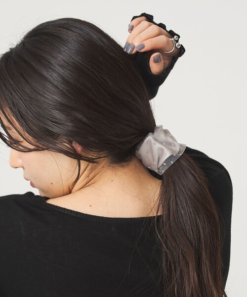 green label relaxing(グリーンレーベルリラクシング)の「【WEB限定】チュール ヘアカフ(ドット)クラップカフ / ポニーフック / フックポニー(シュシュ・レディース・ブラック/ライトグレー・FREE)」の2枚目の写真