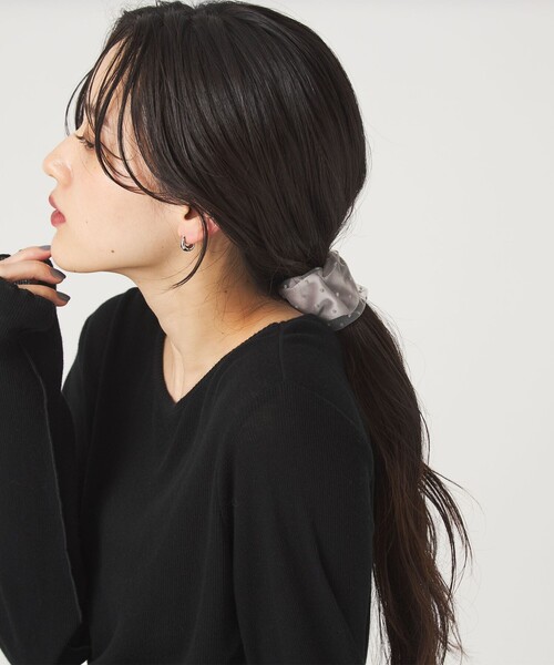 green label relaxing(グリーンレーベルリラクシング)の「【WEB限定】チュール ヘアカフ(ドット)クラップカフ / ポニーフック / フックポニー(シュシュ・レディース・ブラック/ライトグレー・FREE)」の3枚目の写真
