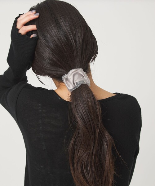 green label relaxing(グリーンレーベルリラクシング)の「【WEB限定】チュール ヘアカフ(ドット)クラップカフ / ポニーフック / フックポニー(シュシュ・レディース・ブラック/ライトグレー・FREE)」の4枚目の写真