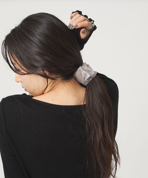 green label relaxing(グリーンレーベルリラクシング)の「【WEB限定】チュール ヘアカフ(ドット)クラップカフ / ポニーフック / フックポニー(シュシュ・レディース・ブラック/ライトグレー・FREE)」の5枚目の写真