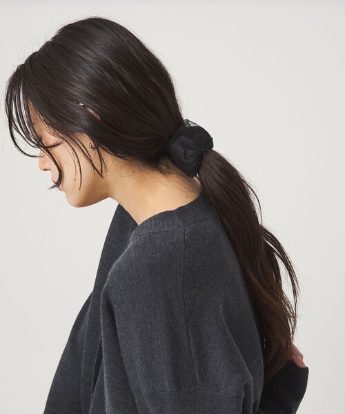 green label relaxing(グリーンレーベルリラクシング)の「【WEB限定】チュール ヘアカフ(ドット)クラップカフ / ポニーフック / フックポニー(シュシュ・レディース・ブラック/ライトグレー・FREE)」の6枚目の写真