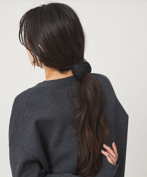 green label relaxing(グリーンレーベルリラクシング)の「【WEB限定】チュール ヘアカフ(ドット)クラップカフ / ポニーフック / フックポニー(シュシュ・レディース・ブラック/ライトグレー・FREE)」の7枚目の写真