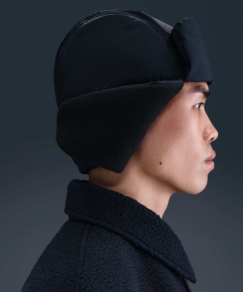 NIKE(ナイキ)の「ナイキ フライ アンストラクチャード パファー トラッパー キャップ / Nike Fly Unstructured Puffer Trapper Cap IB7310-010 Black(キャップ・メンズ・ブラック・S/M/L/XL/M/L)」の2枚目の写真