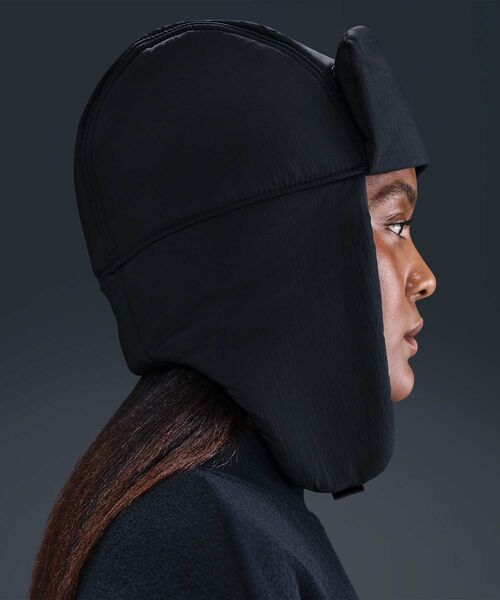 NIKE(ナイキ)の「ナイキ フライ アンストラクチャード パファー トラッパー キャップ / Nike Fly Unstructured Puffer Trapper Cap IB7310-010 Black(キャップ・メンズ・ブラック・S/M/L/XL/M/L)」の4枚目の写真