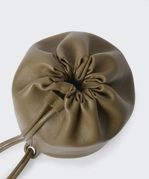MUSINSA STANDARD WOMAN（ムシンサスタンダードウーマン）の「ウィメンズミニダッフルスリングバッグ[オリーブ]（メッセンジャーバッグ・レディース・その他・FREE）」の5枚目の写真