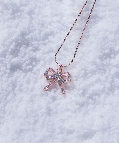 JILL by JILL STUART（ジルバイジルスチュアート）の「Cubic プチリボンネックレス　ギフト/プレゼント（ネックレス・レディース・ゴールド/シルバー・FREE）」の2枚目の写真