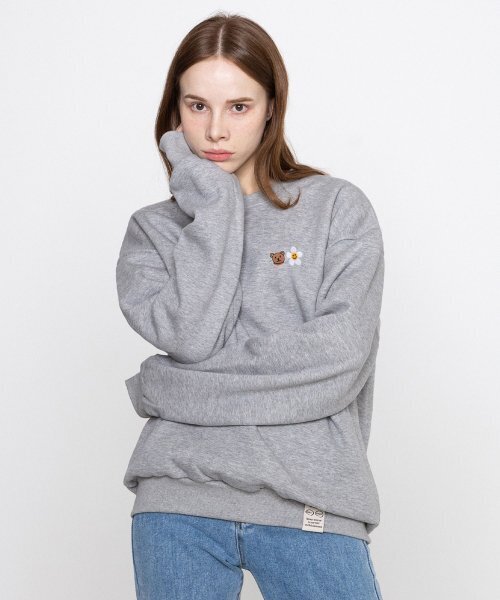 GRAVER（グレーバー）の「[UNISEX]スモールフラワーベアフェイス刺繍スマイルマンツーマン_グレー（スウェット・レディース・グレー・LARGE/MEDIUM/X-LARGE）」の2枚目の写真