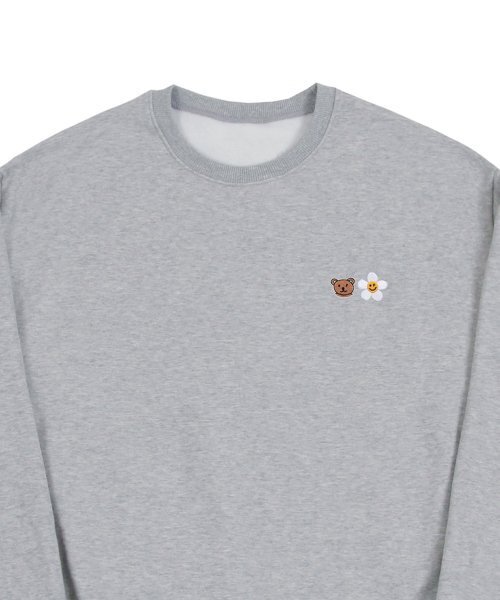 GRAVER（グレーバー）の「[UNISEX]スモールフラワーベアフェイス刺繍スマイルマンツーマン_グレー（スウェット・レディース・グレー・LARGE/MEDIUM/X-LARGE）」の3枚目の写真