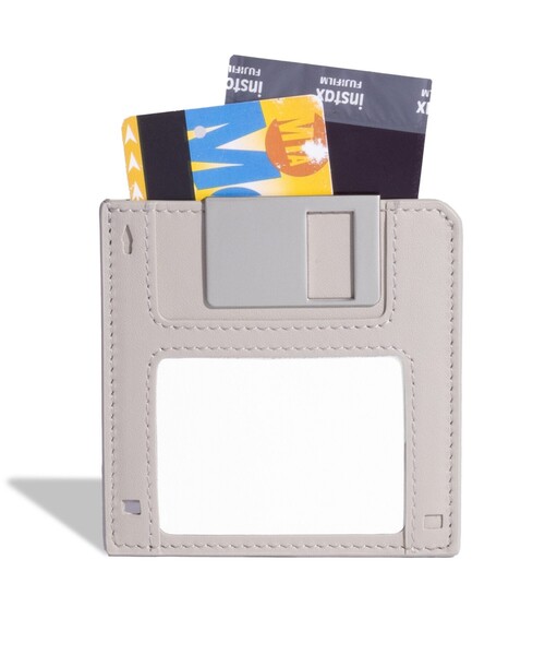 bpr BEAMS（ビーピーアール ビームス ）の「Nik BENTAL / Floppy Disk Wallet（財布・レディース・ベージュ/ブラック・ONE SIZE）」の2枚目の写真