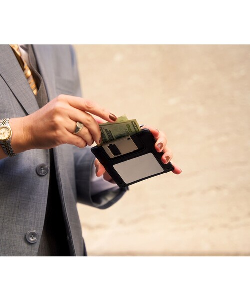 bpr BEAMS（ビーピーアール ビームス ）の「Nik BENTAL / Floppy Disk Wallet（財布・レディース・ベージュ/ブラック・ONE SIZE）」の16枚目の写真
