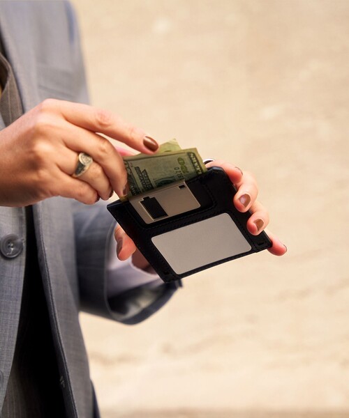 bpr BEAMS（ビーピーアール ビームス ）の「Nik BENTAL / Floppy Disk Wallet（財布・レディース・ベージュ/ブラック・ONE SIZE）」の17枚目の写真