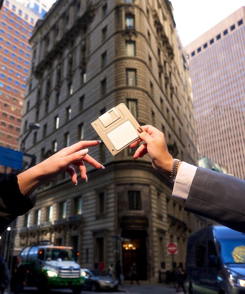 bpr BEAMS（ビーピーアール ビームス ）の「Nik BENTAL / Floppy Disk Wallet（財布・レディース・ベージュ/ブラック・ONE SIZE）」の11枚目の写真