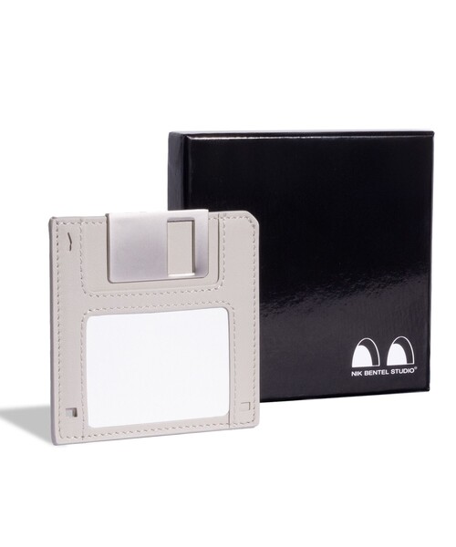 bpr BEAMS（ビーピーアール ビームス ）の「Nik BENTAL / Floppy Disk Wallet（財布・レディース・ベージュ/ブラック・ONE SIZE）」の12枚目の写真