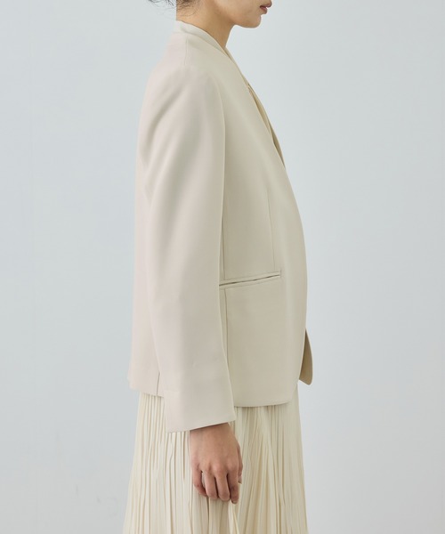 ROPE'（ロペ）の「トリアセダブルクロス Ｖネックジャケット/セットアップ対応・イージーケア・26SS（ノーカラージャケット・レディース・ベージュ/ネイビー・36/38/40）」の16枚目の写真