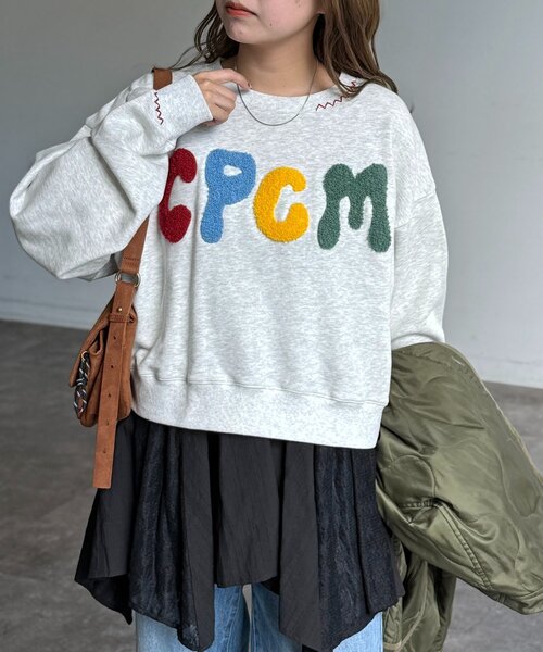CPCM(シーピーシーエム)の「CPCMロゴ刺繍裏毛プルオーバー(スウェット・レディース・ピンク/グレー/チャコールグレー・SMALL/MEDIUM)」の3枚目の写真