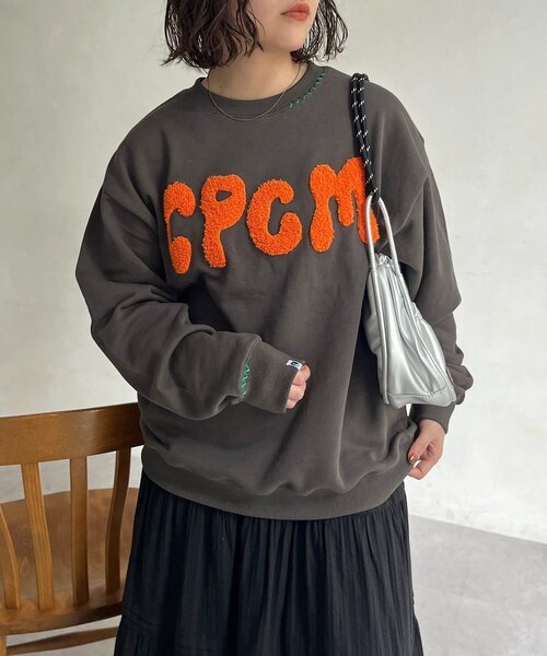 CPCM(シーピーシーエム)の「CPCMロゴ刺繍裏毛プルオーバー(スウェット・レディース・ピンク/グレー/チャコールグレー・SMALL/MEDIUM)」の2枚目の写真