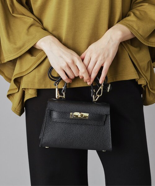 AULENTTI（オウレンティ）の「AULENTTI（オウレンティ）金具ベルト付きバッグ（ショルダーバッグ・レディース・ブラック/ベージュ・00）」の3枚目の写真