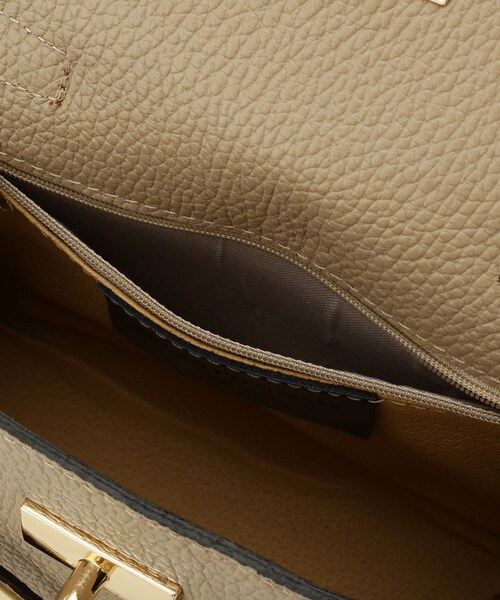 AULENTTI（オウレンティ）の「AULENTTI（オウレンティ）金具ベルト付きバッグ（ショルダーバッグ・レディース・ブラック/ベージュ・00）」の17枚目の写真