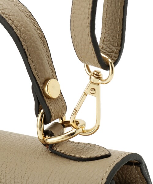 AULENTTI（オウレンティ）の「AULENTTI（オウレンティ）金具ベルト付きバッグ（ショルダーバッグ・レディース・ブラック/ベージュ・00）」の18枚目の写真