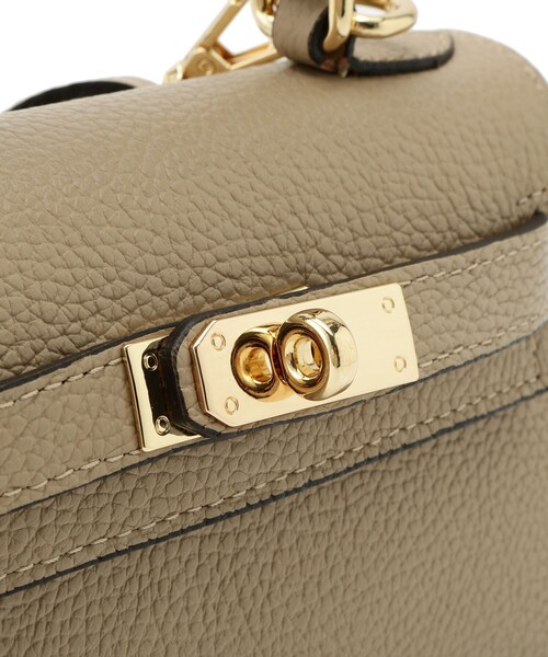 AULENTTI（オウレンティ）の「AULENTTI（オウレンティ）金具ベルト付きバッグ（ショルダーバッグ・レディース・ブラック/ベージュ・00）」の19枚目の写真