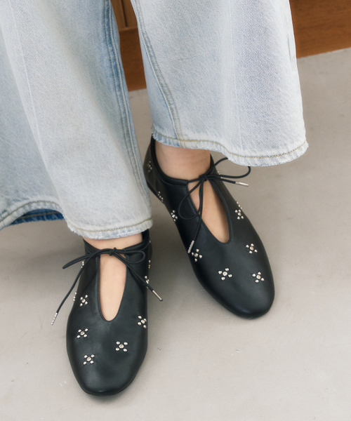 LE TALON(ルタロン)の「ディープカットスタッズフラットシューズ(バレエシューズ・レディース・ブラック系その他/ベージュ・23cm/23.5cm/24cm/24.5cm/22cm/22.5cm/25cm)」の1枚目の写真