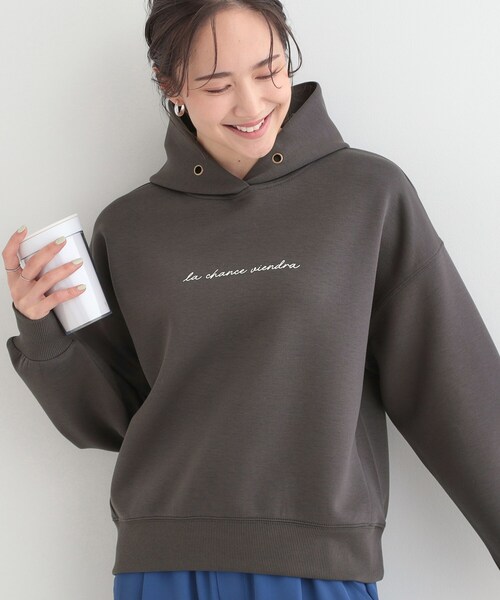 SHOO・LA・RUE(シューラルー)の「【S-LL/なめらかタッチ】選べる3柄 ロゴ入りプルパーカ(パーカー・レディース・サックスブルー系2/チャコールグレー/グレー系・01/02/04/03)」の2枚目の写真