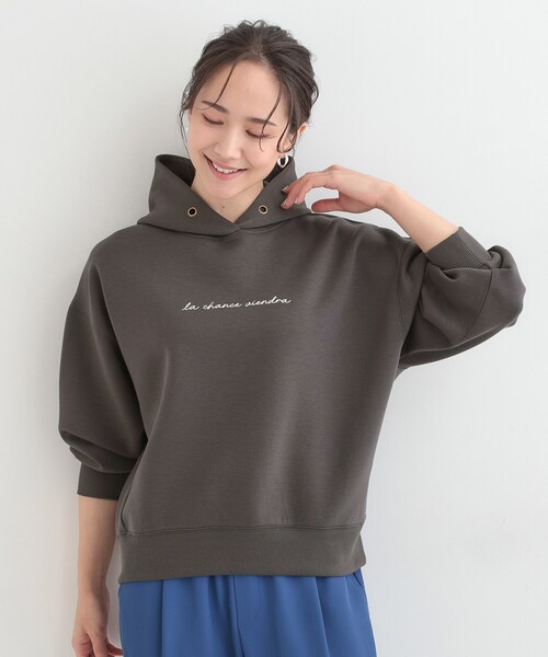 SHOO・LA・RUE(シューラルー)の「【S-LL/なめらかタッチ】選べる3柄 ロゴ入りプルパーカ(パーカー・レディース・サックスブルー系2/チャコールグレー/グレー系・01/02/04/03)」の8枚目の写真