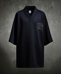 KIRTIMUKHA（キールティムカ）の「ビッグロゴ刺繍Vネック半袖Tシャツ（Tシャツ/カットソー）」