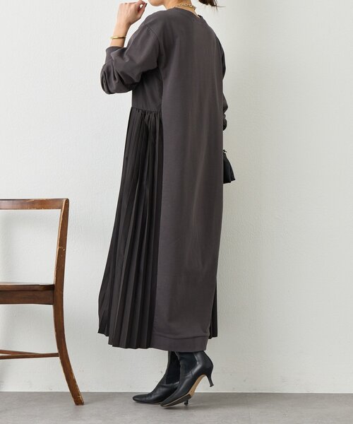 Jena espace merveilleux（ジェナ　エスパスメルヴェイユ）の「サイドプリーツ裏毛ワンピース（ワンピース・レディース・チャコールグレー/ベージュ・FREE）」の6枚目の写真