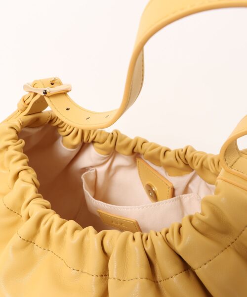 A.P.C.(アーペーセー)の「SAC NINON HOOP(ショルダーバッグ・レディース・イエロー系その他・ONESIZE)」の4枚目の写真