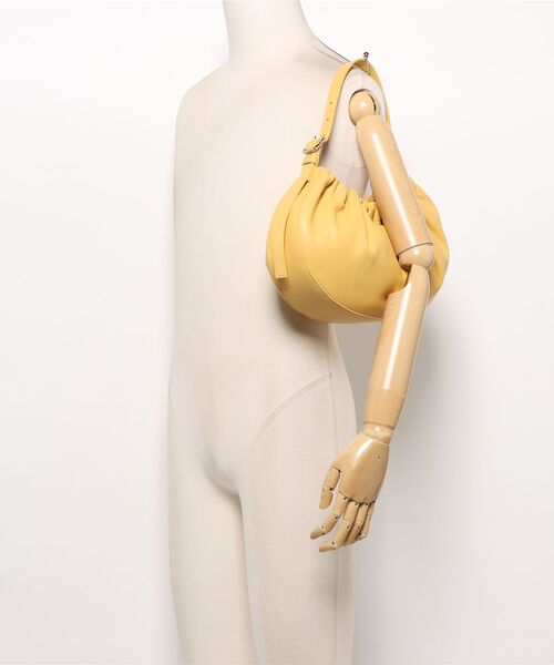 A.P.C.(アーペーセー)の「SAC NINON HOOP(ショルダーバッグ・レディース・イエロー系その他・ONESIZE)」の5枚目の写真