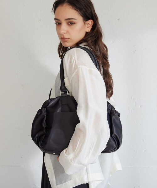 green label relaxing（グリーンレーベルリラクシング）の「【WEB限定】2WAY Wジップ ボストン バッグ はっ水（ボストンバッグ・レディース・オリーブ/ブラック/ネイビー・FREE）」の4枚目の写真