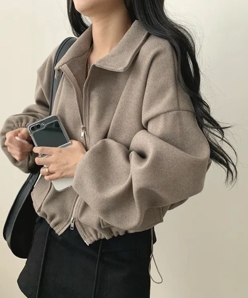 Beststore(ベストストア)の「「大人カジュアル」 襟付きジップアップ ウールライクショート丈 ブルゾンジャケットアウター ボリュームスリーブ(ブルゾン・レディース・アイボリー/ベージュ/ダークグレー/カーキ/ブラック・FREE)」の4枚目の写真