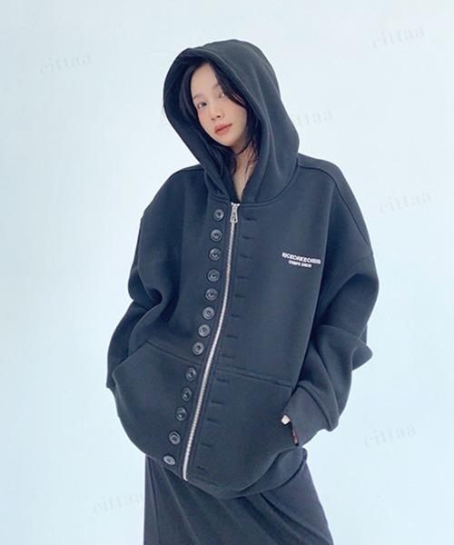 Dalfwin(ダールフィン)の「韓国ファッション RICECAKEメニーボタン2WAYジップアップパーカーフーディー(パーカー・レディース・グレー/ブラック・FREE)」の4枚目の写真