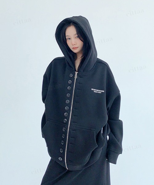 Dalfwin(ダールフィン)の「韓国ファッション RICECAKEメニーボタン2WAYジップアップパーカーフーディー(パーカー・レディース・グレー/ブラック・FREE)」の9枚目の写真