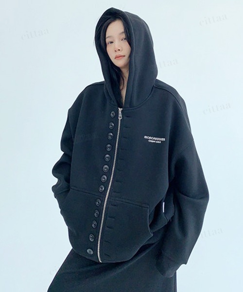 Dalfwin(ダールフィン)の「韓国ファッション RICECAKEメニーボタン2WAYジップアップパーカーフーディー(パーカー・レディース・グレー/ブラック・FREE)」の10枚目の写真