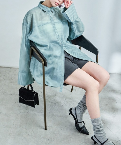 Fashion Letter(ファッションレター)の「オーバーサイズ シアーストライプシャツ(シャツ/ブラウス・レディース・ブラック/サックスブルー/オフホワイト・M)」の2枚目の写真