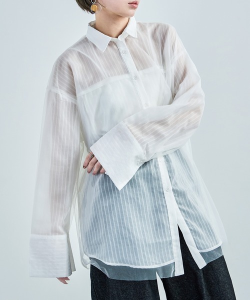 Fashion Letter(ファッションレター)の「オーバーサイズ シアーストライプシャツ(シャツ/ブラウス・レディース・ブラック/サックスブルー/オフホワイト・M)」の4枚目の写真