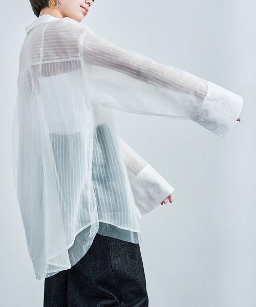 Fashion Letter(ファッションレター)の「オーバーサイズ シアーストライプシャツ(シャツ/ブラウス・レディース・ブラック/サックスブルー/オフホワイト・M)」の6枚目の写真