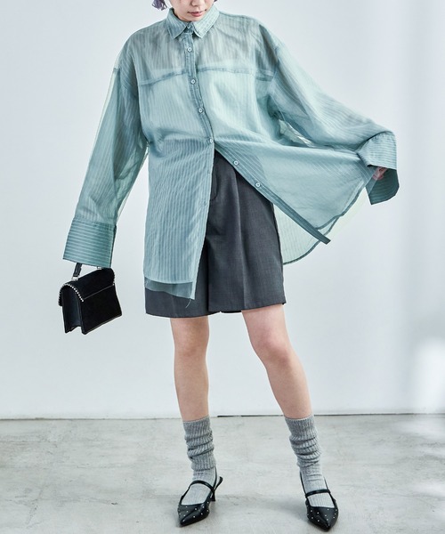 Fashion Letter(ファッションレター)の「オーバーサイズ シアーストライプシャツ(シャツ/ブラウス・レディース・ブラック/サックスブルー/オフホワイト・M)」の15枚目の写真