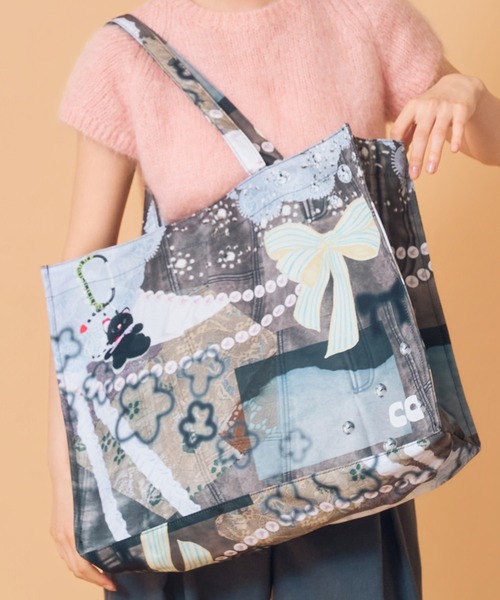Casselini（キャセリーニ）の「Casselini(キャセリーニ)コラージュプリントトート（トートバッグ・レディース・ブラック/ブルー/ピンク・FREE）」の2枚目の写真