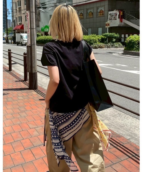 LE CIEL BLEU（ルシェルブルー）の「スカーフディテールSS Tシャツ / Scarf Detail SS T-Shirt（Tシャツ/カットソー・レディース・オフホワイト/ブラック・38/36）」の5枚目の写真